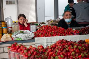 Strawberries on the counter at the Central Market in Kharkov