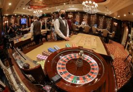 Круп'є за рулеткою