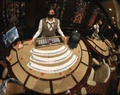 Круп'є за гральними столом