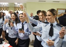 Выпускники пьют шампанское