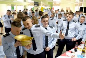 Выпускники по традиции пьют шампанское с пожарной каски