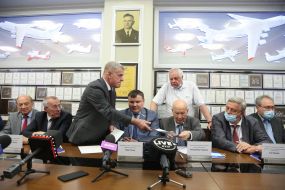 Participants in the signing of the General Agreement