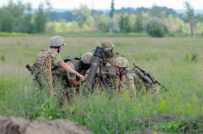 Військовослужбовці стріляють з міномета