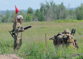 Військовослужбовці стріляють з міномета
