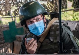 Військовослужбовець в медичній масці