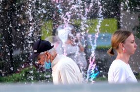 Чоловік в респіраторній масці