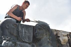 Dismantling of bas-reliefs on the Monument of Military Glory of the Soviet Armed Forces in Lviv