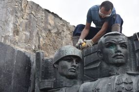 Dismantling of bas-reliefs on the Monument of Military Glory of the Soviet Armed Forces in Lviv