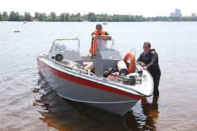 Rescue divers remind vacationers about the rules of conduct near the water on the beach in Kiev