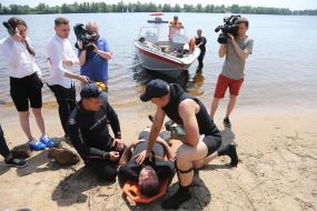 Rescue divers remind vacationers about the rules of conduct near the water on the beach in Kiev