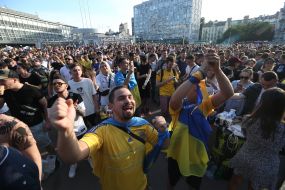 Fans in the fan zone in Kyiv