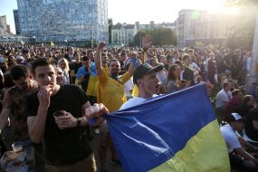 Fans in the fan zone in Kyiv