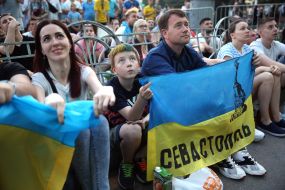 Fans in the fan zone in Kyiv