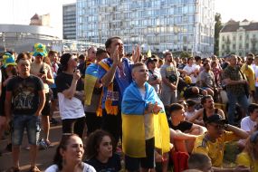 Fans in the fan zone in Kyiv