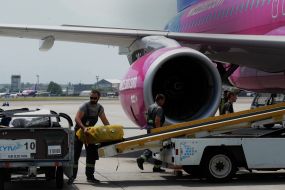 Выгрузка груза с самолета