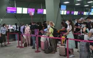 Пассажиры в очереди к стойке регистрации