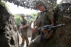 Ukrainian servicemen