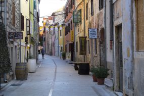 Narrow street in the town of Skradyn