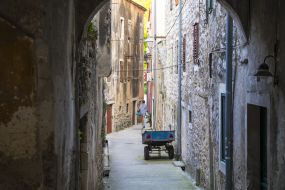 Narrow street in the town of Skradyn