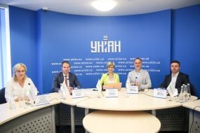 Press briefing participants