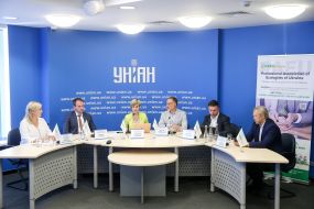 Press briefing participants