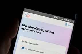 Фото екрану телефона, на якому відкритий додаток сервісу Helsi