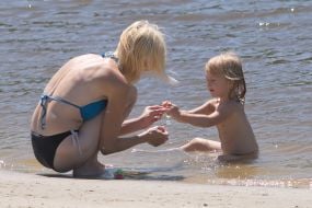 Люди відпочивають на пляжі