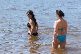 Люди відпочивають на пляжі