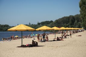 Люди відпочивають на пляжі