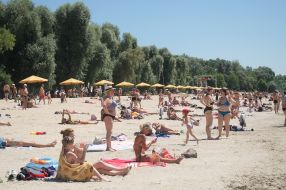 Люди відпочивають на пляжі