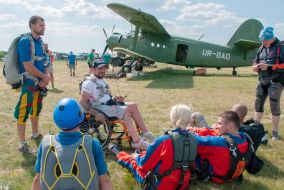 Mykola Tatevosyan is preparing to jump with a parachute in tandem