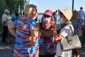 People are waiting for the boat
