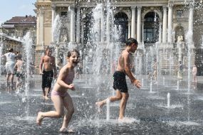 Дети играют в фонтане