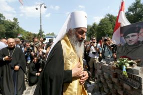 Metropolitan Onufriy near the portrait of Mykhailo Zhyznevsky