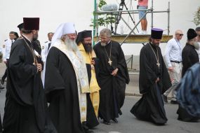 Metropolitan Paul and the clergy go on a procession