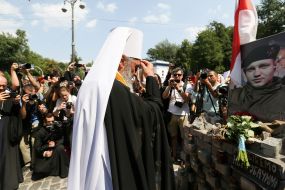 Metropolitan Onufriy near the portrait of Mykhailo Zhyznevsky
