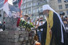 Metropolitan Onufriy near the portrait of Mykhailo Zhyznevsky