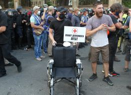 Clash between LGBT rave opponents and law enforcement