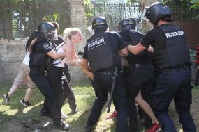 Clash between LGBT rave opponents and law enforcement