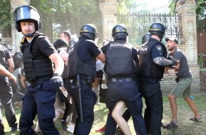 Clash between LGBT rave opponents and law enforcement