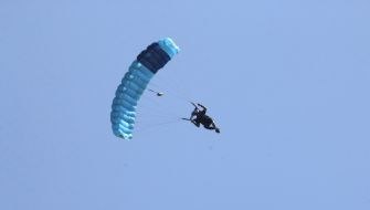The military jumps with a parachute