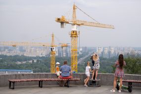 Tower crane near the observation deck