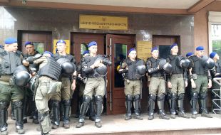 Law enforcement officers near the court building