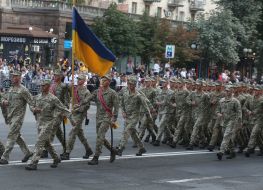 Военнослужащие с флагом Украины
