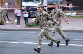 Девушки-военнослужащие