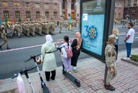 Прохожие с электросамокатами