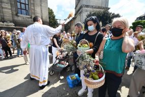 The priest consecrates the fruit baskets
