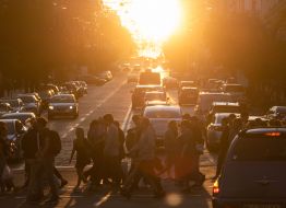 Прохожие на пешеходном переходе