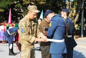 Участники церемонии поднятия Государственного флага Украины