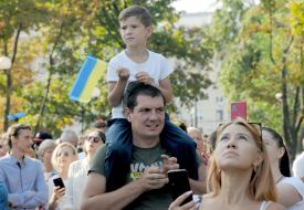Мальчик с флажком Украины